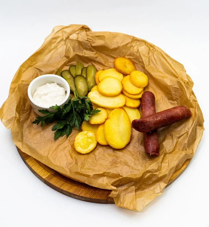 Картофельные слайсы с колбасками