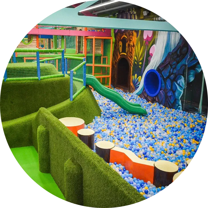 Бассейн с шариками и препятствиями