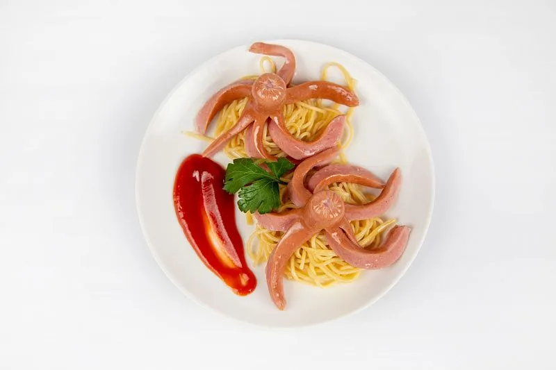 Сосиски осьминожки с макарошками