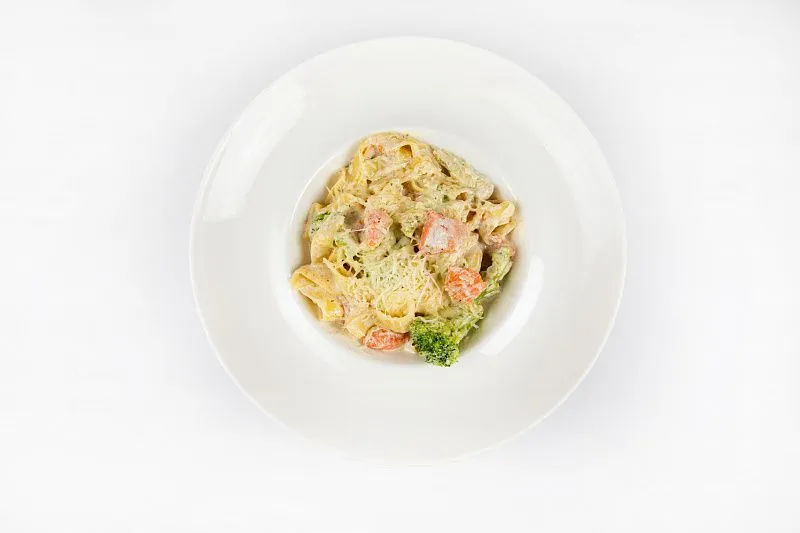 Феттучини с лососем и броколи