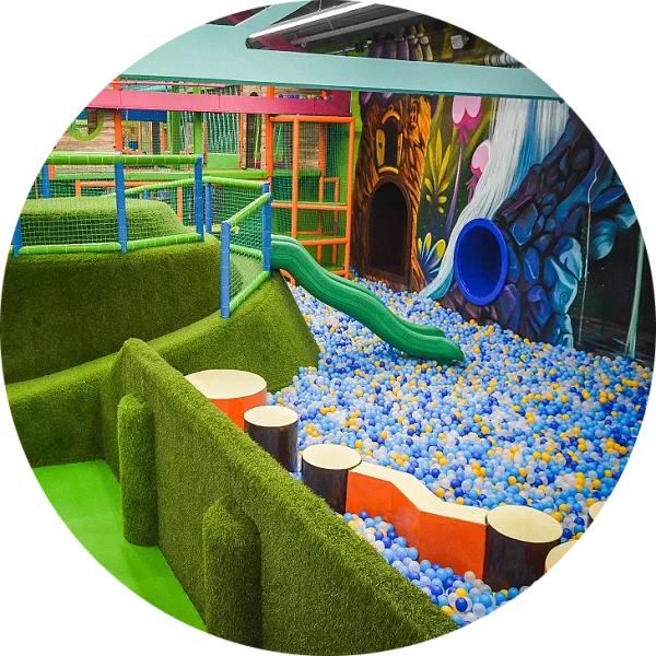 Бассейн с шариками и препятствиями