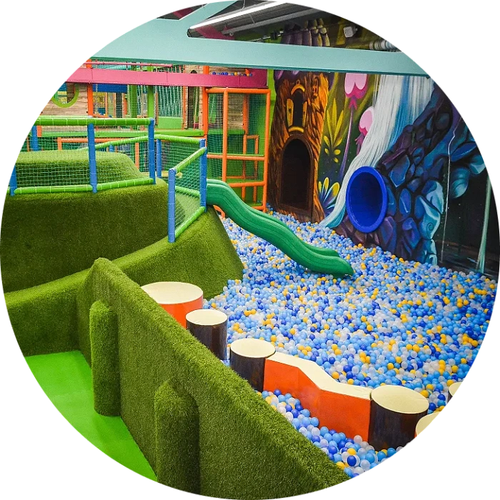 Бассейн с шариками и препятствиями